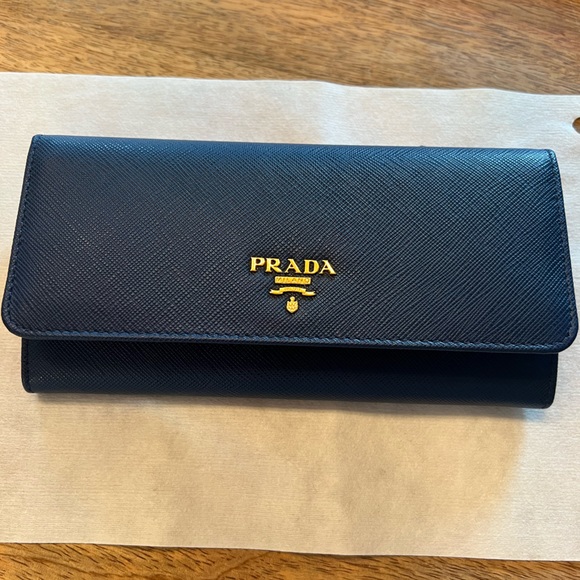 Brand new never worn PRADA wallet - Picture 1 of 8